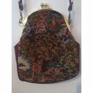  - Handbroderad axelbandsväska Nyskick  Kostade betydligt mer nypris, jag är supersnäll!