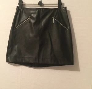  - Skinnkjol med dragkedjor 