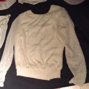 - En fin något fluffig vit långarmad tröja, kan från Vero Moda och är endast använd ett fåtal gånger! Str M
75kr + frakt
(Vid fler köp av mina plagg kan paketpris fixas)