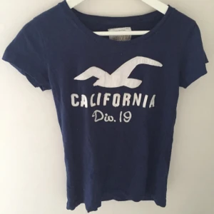  - Hollister T-shirt. Storlek L men mer som en magtröja på mig och sitter som S. :) 