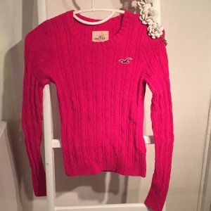 - Stretching rosa stickad tröja från Hollister.co med rundad krage. Mycket skön och passar med allt!
