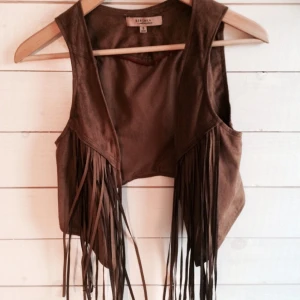  - Väst i mocka-immitation
Från Bershka collection
Aldrig använd 