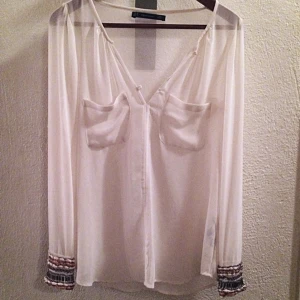  - Tunn chiffong blus från zara. Dekorativa armslut. Oanvänd. 