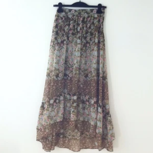 Underbar långkjol med blommor! Aldrig använd. Säljes pga fel storlek. - Underbar långkjol med blommor! Aldrig använd. Säljes pga fel storlek.