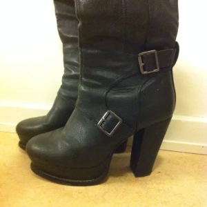  - Riktigt tuffa stövlar i stor storlek så det går bra att ha som vinter/höststövlar med sockor i! Riktigt bra pris för det goda skicket, använd ett fåtal gånger. Väldigt bekväma och lätta att gå i då de har platå och relativt tjock klack. 