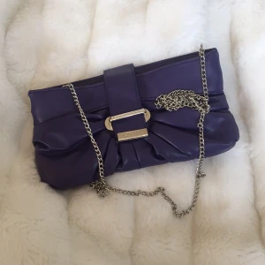  - Lila väska från Kanebo. Knappt använd. Avtagbar kedja. Perfekt till fest, vardag eller som sminkväska. 