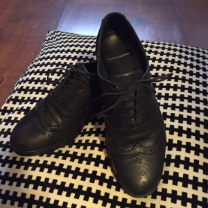  - Svarta lågskor i äkta skinn med brodyr från Vagabond. Nätta, enkla och snygga. 

Inköpta 2015 för 899kr. Använda men vårdade med kärlek! 