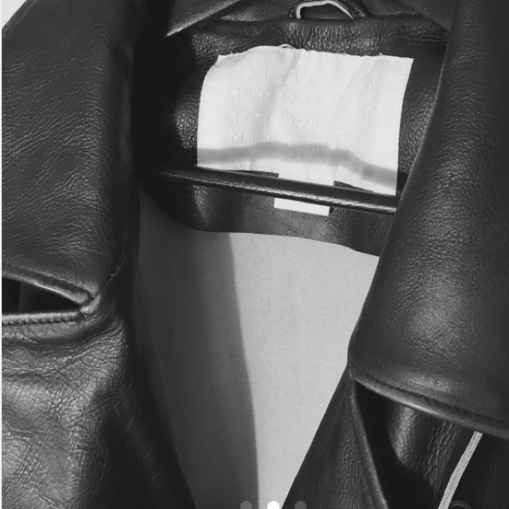 Denna skinnjacka är en riktig pärla från H&Ms samarbete med Maison Martin Margiela! Även denna är i nyskick! Äkta svart läder med beiga mockadetaljer! 
. Jackor.