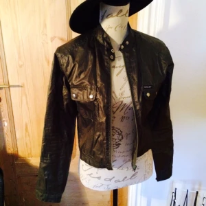  - Skitsnygg tunn jacka från Shalin by Miu i khakigrön, nästan lite glansig färg. Fint skick!