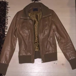 - Jacka i äkta läder , passar stl S och XS .  Använt ett fåtal gånger .
