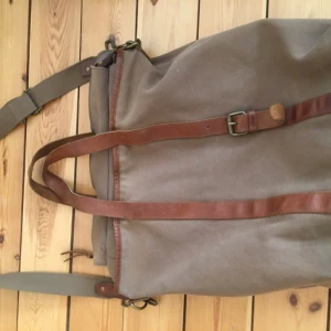  - Snygg retro axelväska med läderdetaljer. Sliten på insidan men hel på utsidan. Insidan går att fixa till. 