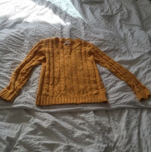  - Gul kabelstickad tröja från Gant Rugger. Färgåtergivning tydligast på detaljbild. Storlek medium. Nypris: 1200 kr.