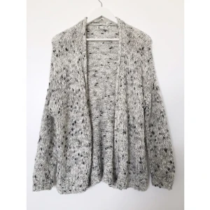  - Mjuk, lång och varm kofta. Slitzad i båda sidorna cirka 1 decimeter. 