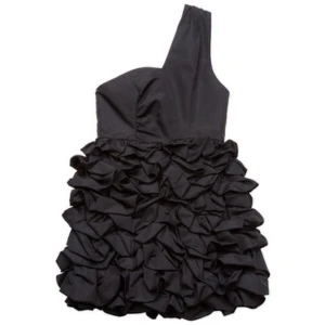  - H&M divided exklusive. Storlek 36. One shoulder dress
Aldrig använd. Endast testad. Swish! Frakt 65kr