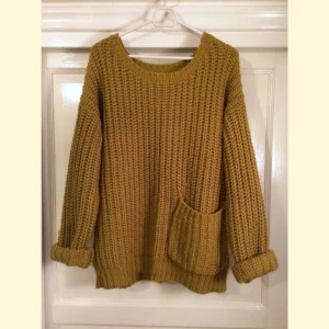  - Senapsgul oversize-tjocktröja från Monki :)