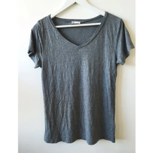  - Mjuk basic t-shirt från Cubus. V-ringad.

Frakt: 30kr