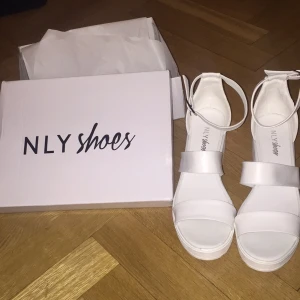  - Säljer mina vita skor från Nelly. Aldrig använda utomhus endast testade inne.