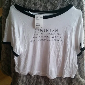  - Sjukt snygg tröja från H&M storlek L aldrig använd där av att prislappen sitter kvar. 
Den söker nu en nya ägare!