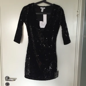  - Svart paljettklänning från Nelly.com. Oanvänd och i bra skick. Väldigt liten i storleken. 