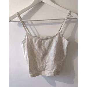  - Storleken som är angiven i plagget är L men passar mig tight som är S. Den är köpt på forever21 och därför är passformen mindre än normalt. Magtopp. Använd ca 1 gång. 