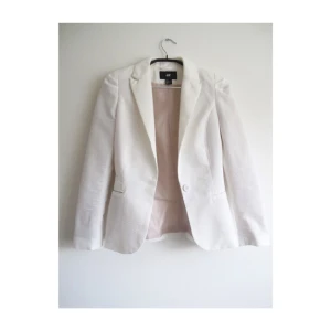  - Snygg vit kavaj från H&M! Frakt 56kr✨ NYTT PRIS: 50kr
Fg pris: 70kr