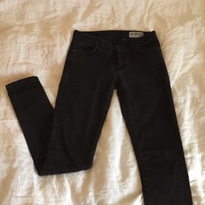  - Svarta halvstrechiga jeans från Crocker i modellen pep skinny. 