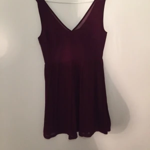  - Fin vinröd klänning från divided. Aldrig andvänd