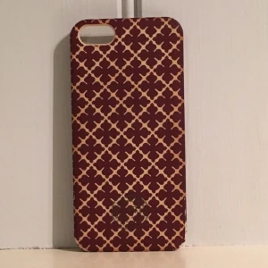  - Malene by Malene Birger skal. Passar iPhone 5. Tar swish! 75 kr. Vinrött med vit/beige bakgrund. Ord pris 300kr.
