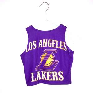 Basketlag Los Angeles Lakers-topp, oanvänd.
Samma tryck på baksidan som framsidan

Mötes upp runtom Uddevalla eller skickas, köparen står för frakten!
