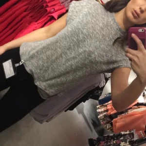  - Tröja från Oasis, använd vid ett tillfälle, sitter supersnyggt på! Kan frakta eller mötas upp i Stockholm💕 Fraktas för 39 kr!