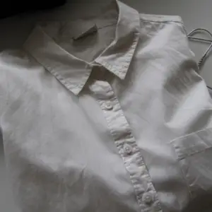 Oversize skjorta i vitt.