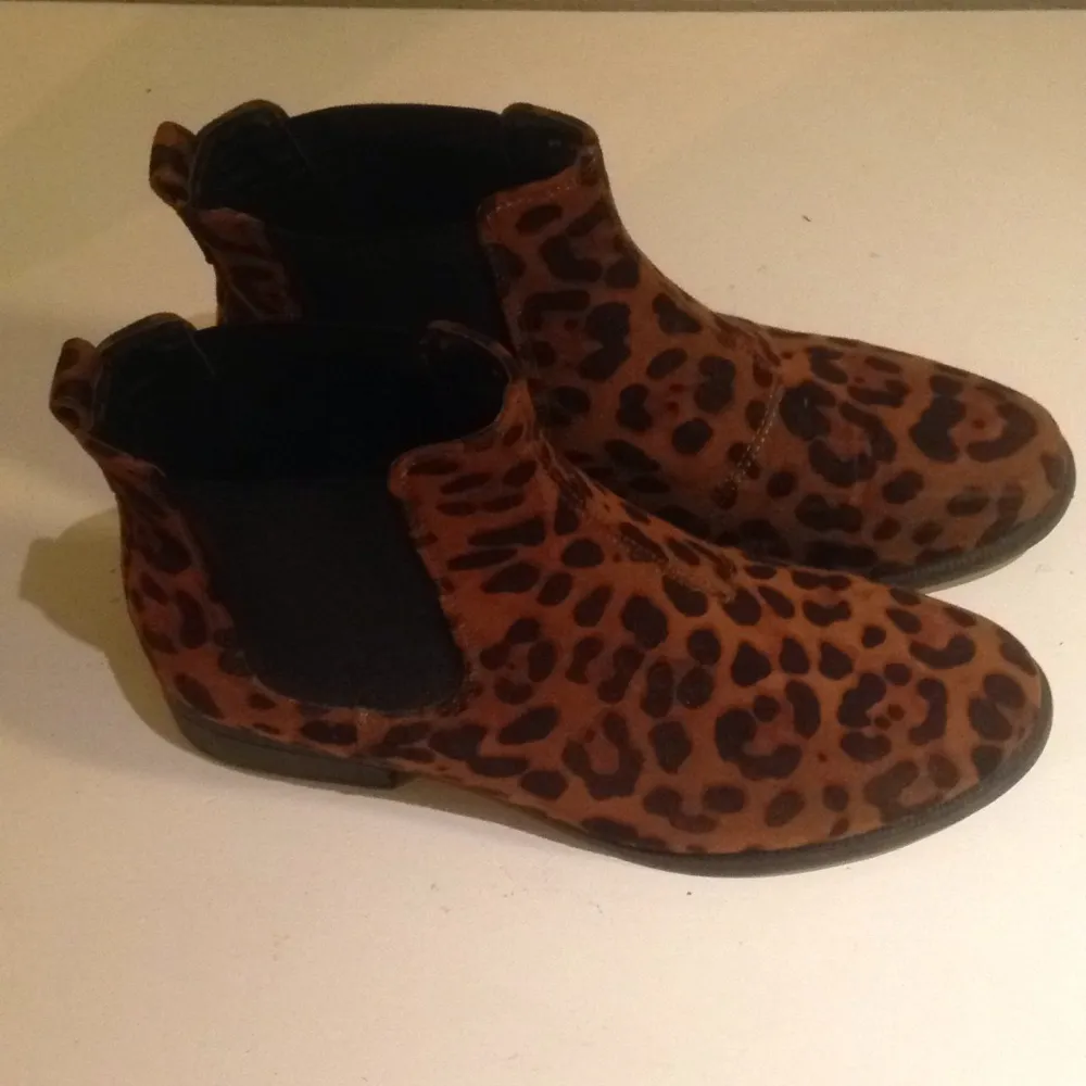 Chelseaboots i leopard. Använda ett fåtal gånger. . Skor.