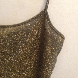  - Glittrig magtröja i M/L