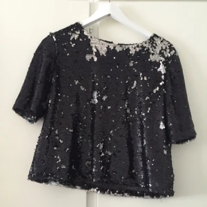  - Används endast 1 gång då den är för stor för mig som i vanliga fall bär storlek S 
Köparen står för frakt! 