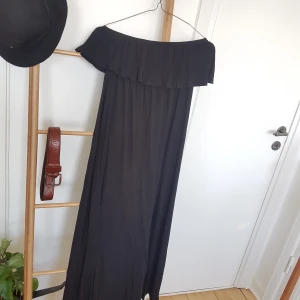 Bandou långklänning - Jättesöt långklänning. De en är märkt XS men passar nog bättre på en small eller medium om man inte har stor byst. Frakt ingår :)
