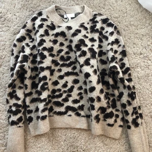 Leopard stickad tröja  - Stickad tröja från HM med leopardmönster & beige. Så himla skön och lite utsvängda ärmar. Aldrig använd 💕