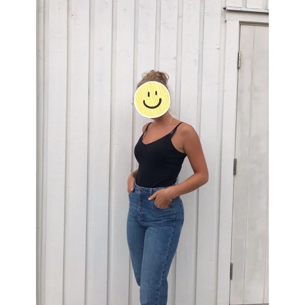 Mom jeans från Urban outfiters. Tycker om dem jätte mycket men passar tyvärr inte längre 🌹 finns inte att köpa längre. Köpta för 500kr!. Jeans & Byxor.