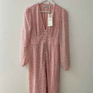 Adoore Paris dress rosa strl S - Rosa klänning från Petra Tungårdens märke Adoore. Helt ny med prislapp kvar! Säljes för att jag behöver mindre storlek, därmed går jag INTE ner i pris. Spårbar frakt tillkommer på 63kr. Oseriösa ombedes hålla sig undan. Kvar sålänge det inte står såld! 