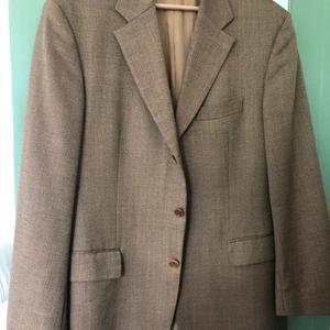 Oversized Hugo Boss kavaj - Denna fina oversized kavaj fyndades i Berlin och letar nu efter en ny ägare! Är i gott skick men har en trasig knapp på en av ärmarna. Den är perfekt som en jacka nu under vår/sommar! Kan antingen hämtas upp i Uppsala eller fraktas för 50 kr extra. 