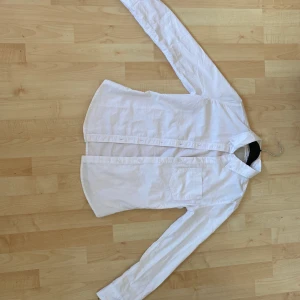 Vit skjorta strl s - Vit skjorta från lager 157 strl S. Knappt använd så mycket fint skick. Kan fraktas om köparen står för frakten. Hund finns i hemmet!