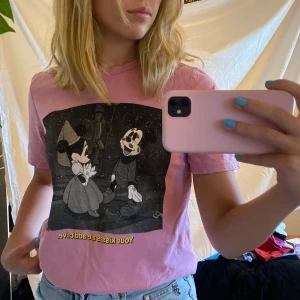 Rosa t-shirt med Musse-pigg tryck - Supergullig rosa t-shirt med tryck av Musse-Pigg! Säljer då min garderob behöver rensas och denna tyvärr inte används så mycket längre.