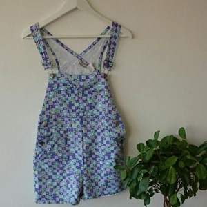  - Härliga hängslebyxor i 80/90-talsstuk. Är nog egentligen avsedda för barn, men jag fick plats i dem ändå! Passar en XS, högst en S. 🍀 