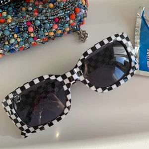 Solglasögon Vans - Snygga unika solglasögon från vans, använda 1 gång. Fodralet ingår :) 