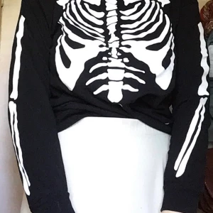 Långtröja - Mysig långtröja, något till halloween kanske? 👻 