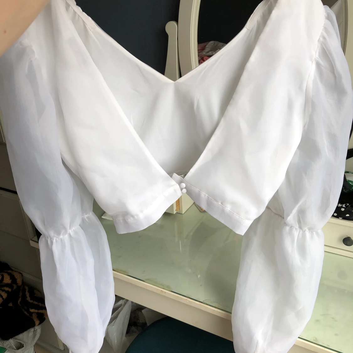 Vit puffig långärmad tröja.  - 91