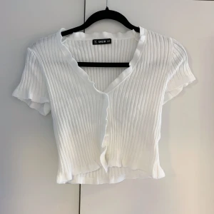 Vit topp stl M  - Oanvänd topp från SHEIN stl M. Skriv för frågor/fler bilder 🦋 kan skickas. 
