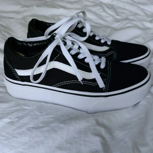 VANS old skool platform - Knappt använda, mycket bra skick. Nytvättade & fräscha vid leverans. Mottagare betalar frakt. 