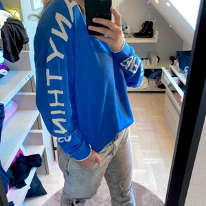 Intressekoll på denna fina Zadig tröja - Super cool Zadig tröja som endast används ett fåtal gånger. Tröjan har text ”girls can do anything” över armarna. Nypris runt 2500kr mitt pris 1750kr