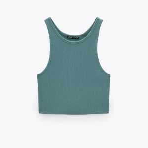 Ribbad topp - Grönt ribbat och croppat linne från zara, för stort för mig