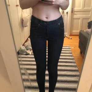 Dr denim jeans  - mörkblå washed jeans från Dr.Denim i stl S, knappt använda så i superbra skick! De är avklippta (va så när jag köpte dem) vid fotkanten vilket gör de ännu snyggare. Frakt tillkommer!